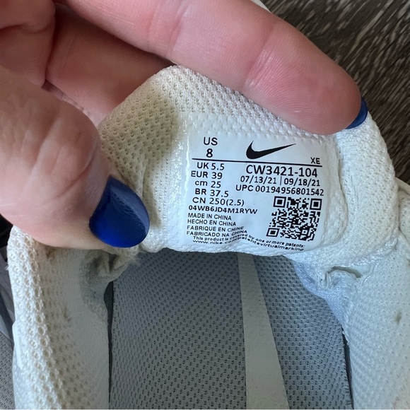 Nike Air Zoom Winflo in 'White Metallic Silver' - Women’s - Picture 5 of 9